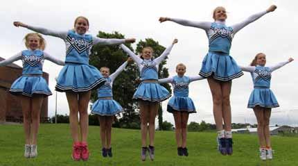 Dogbay Cheerleading Vi har tre cheerleadinglag som alle trener på Skeie skole. Cheerleading er for alle, både gutter og jenter, fra 4 til 16 år.