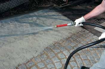 Dra av overskytende materiale med en hard gummiskrape eller fjern det med en sparkel. Etter fuging må belegningsflaten rengjøres grundig.