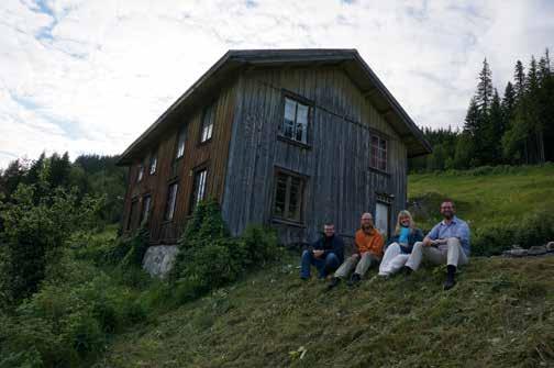 Over: Folklorister i Moltke Moes fotspor. Fra venstre: Kyrre Kverndokk, Audun Kjus, Line Esborg og Leiv Sem.