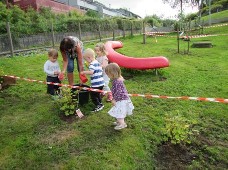 Barna på Knøttene kommuniserer seg imellom med kroppsspråk, mimikk og ord.