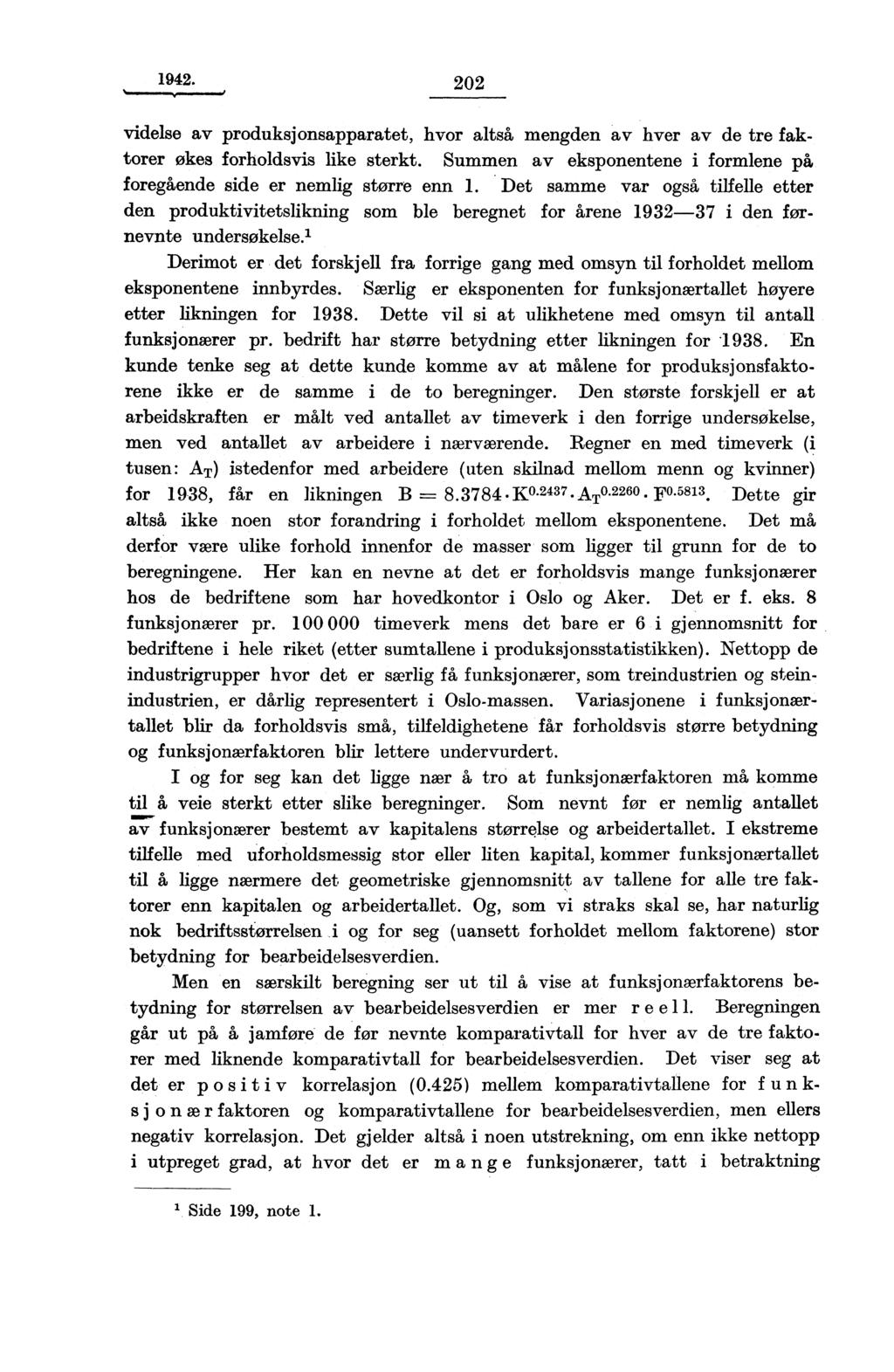 1942. 202 videlse av produksjonsapparatet, hvor altså mengden av hver av de tre faktorer økes forholdsvis like sterkt. Summen av eksponentene i formlene pit foregående side er nemlig større enn 1.