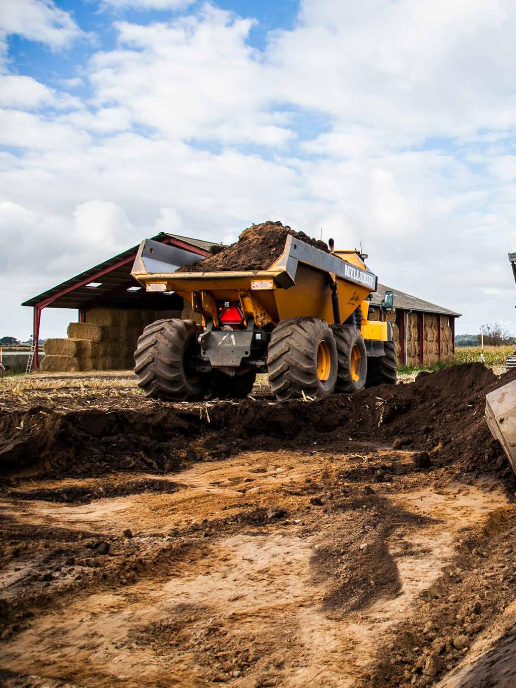 Vinnende kombinasjon ny graver og nye EC226 Med bestemte gravebevegelser og høyt tempo graver Ib Hansen med sin nye JCB JS220 ut ett område for å gi