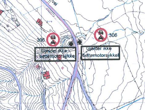 Sak 53/16 Som det fremkommer av kartutsnittet, er skiltene plassert like syd for selve bekken mens avkjørselen til parkeringsplassen planlegges anlagt nord for bekken.