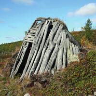 ) Rekonstruert samisk boplass