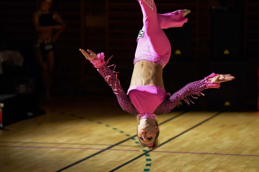 VEILEDER Planlegging og bygging av idrettshaller Foto: Carl Celius Det bør velges et systemgulv for sport og dans med bygningsplate på underbygning som gir tilstrekkelig svikt og spenst.