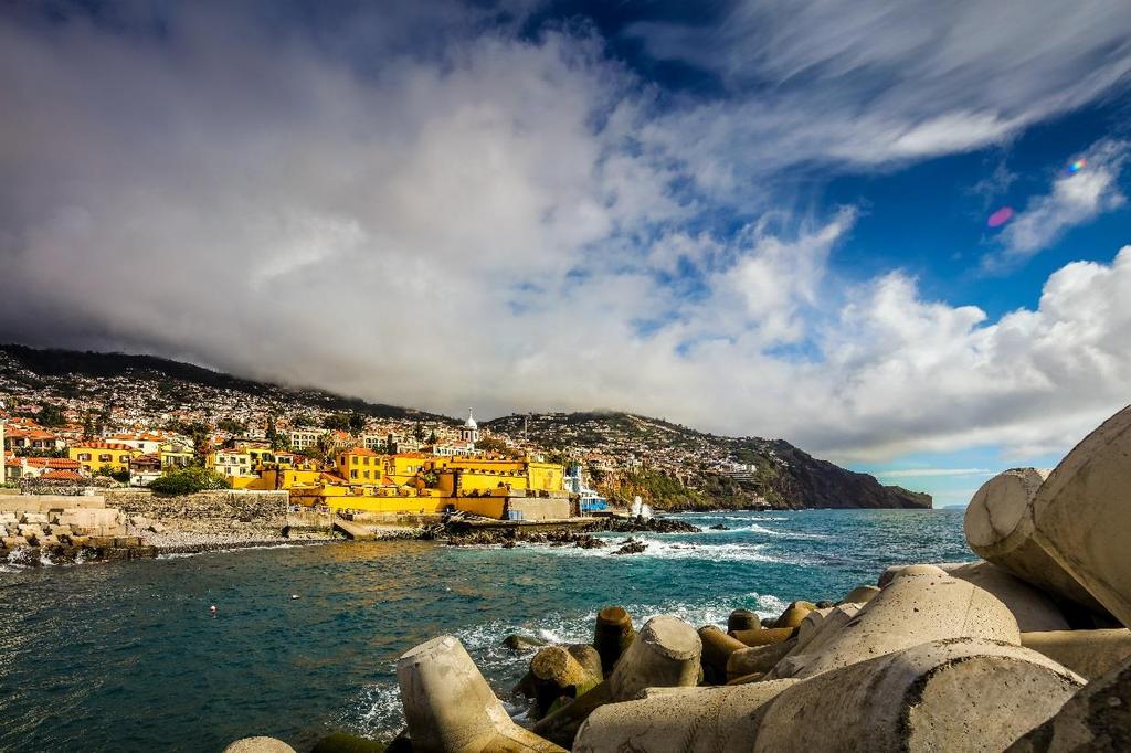 1 JUL PÅ MADEIRA Bli med til Madeira i julen for å oppleve den magiske julestemningen på Atlanterhavsøya med gjennomsnittlig 20 grader og flott natur.