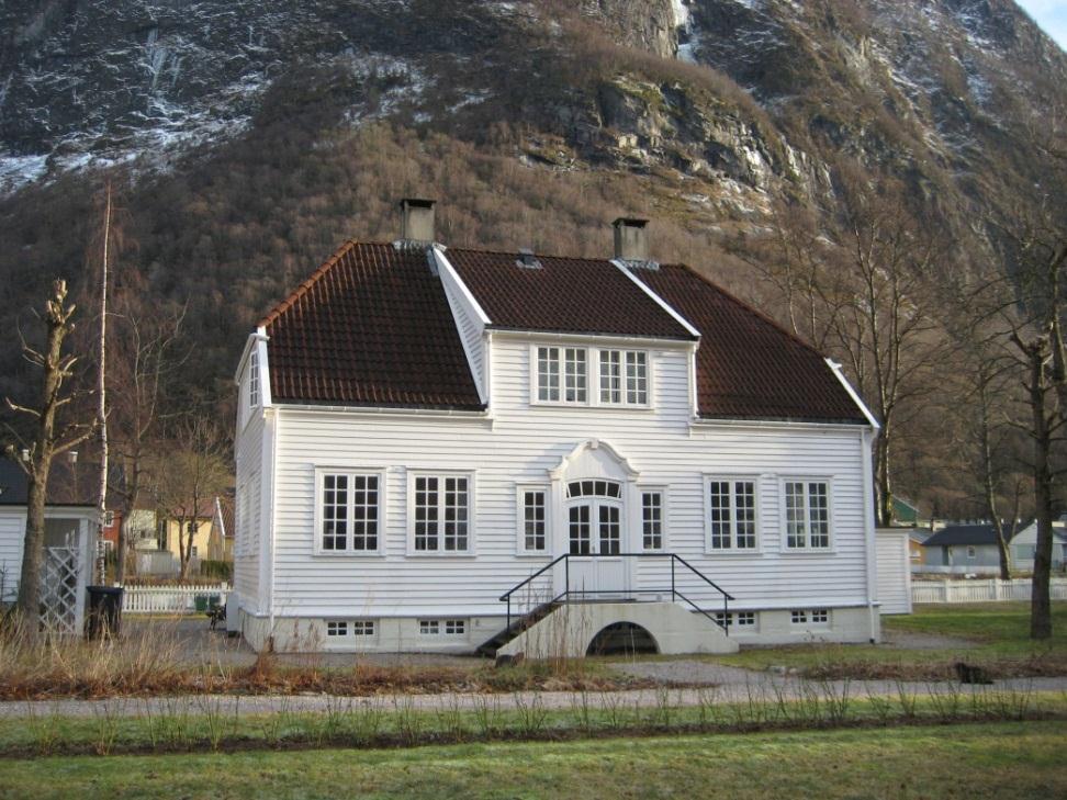 Ansvaret for dei freda bygningane Det er eigar som har ansvar for sin bygning. Ei freding innebær ikkje noko form for overtaking av eigedomen eller restriksjonar i forhold til bruk.