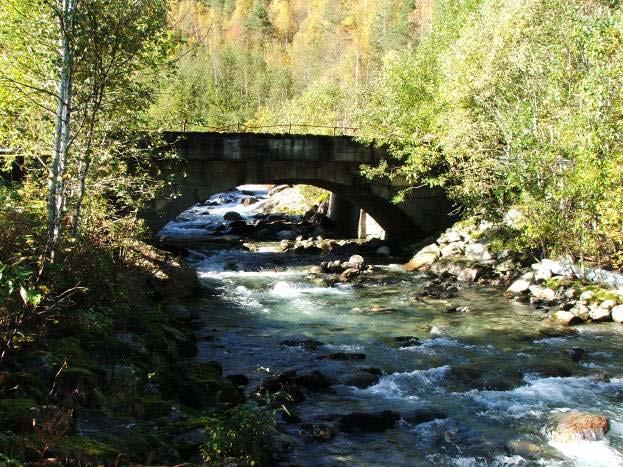 Den krysser Sperleelvi over ei trebru med fint murte steinbrokar på hver side. Det er mange rester etter gamle bygdeveger rundt om i landet, hvorav noen er i bruk og andre gror igjen.