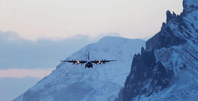 PÅ VINGENE Hercules-flyet «Frigg 5601» fra 335-skvadronen på Jan Mayen. FOTO: TORBJØRN KJOSVOLD, FORSVARET myndighets- og suverenitetshevdelse.