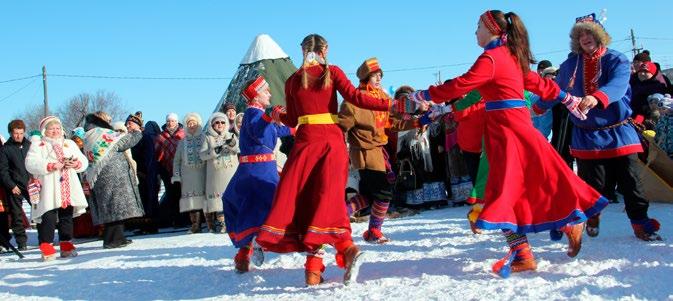 URFOLKSSAMARBEID PÅ TVERS AV GRENSER. Norske og russiske samer i Lovozero i 2014. FOTO: ANJA SALO, BARENTSSEKRETARIATET 2021-2027.