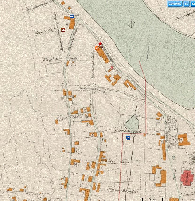 I 1948 brant Kongsberg Treindustri i Boecks gate ned. Skolebygningene ble etablert i 1957 (Figur 6). Naboeiendommene er brukt til boligområde, næring og forretning.