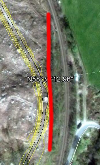 Figur 2: Oversikt inngrep for de to ulike linjene 60200( t.v.) og 65200 (t.h.). Rød linje indikerer skråningstopp mot jernbane. Pil indikerer kritisk blokk. 2. Bergskjæring mot jernbane Bergarten i området er en anortositt som er homogen og lite oppsprukket.