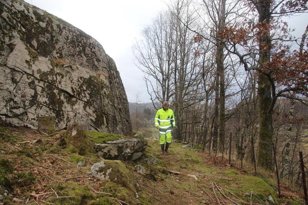 sprengning skal omtalte blokk sikres med 4stk. 6 meter lange Ø32mm gyste kamjern som settes vertikalt. Deretter kan berguttaket fortsette med skyteretning parallelt med veglinjen.