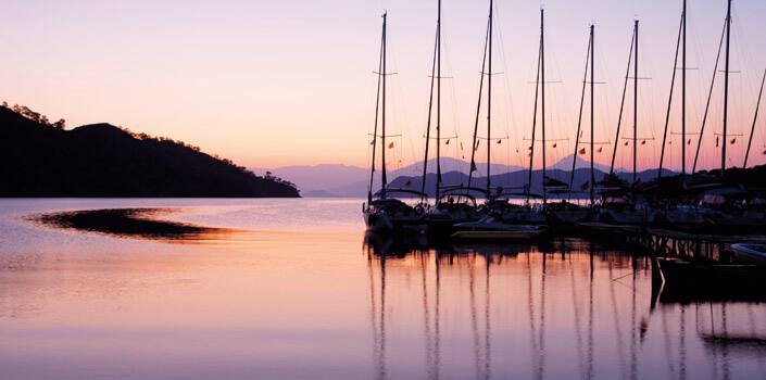 Fethiye, Göcek og Orhaniye Båtutleie ved Marmaris, Göcek, Fethiye og Orhaniye Tyrkia kan beskrives som en stor halvøy med Svartehavet mot nord, Egeerhavet mot vest og Middelhavet mot sør.