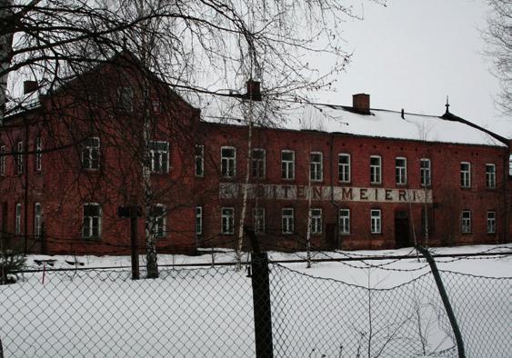 De mener at selve bygningen (bortsett fra biblioteket) ser stusslig ut med triste, grå farger. De kunne ønske seg at hele bygget lignet på biblioteket.