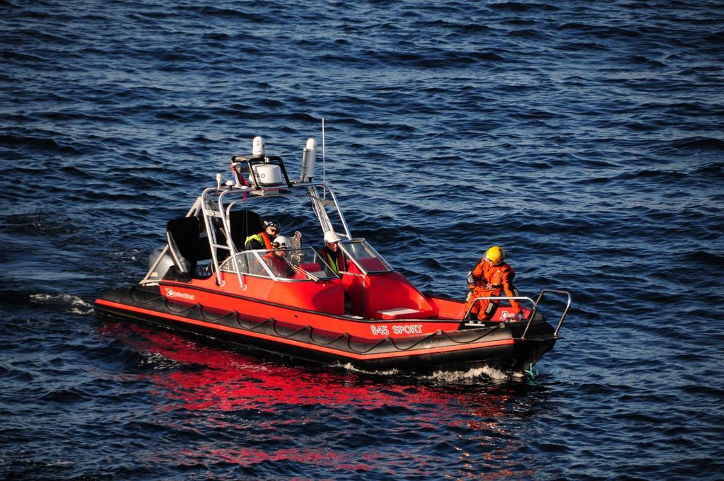 Oljevern 2015 Maritime Robotics AS Evaluering og spesifikasjon av en USV (liten sjøgående farkost) som kan være bemannet eller autonom.