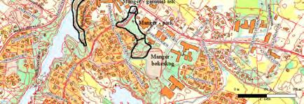 2007, samt Isdal & Overvoll (2004): Lokalisering og avgrensning: Lokaliteten ligg i kommunesenteret på Manger, og omfattar der ei ansamling av gamle tre i parklandskap og ein allé inntil.