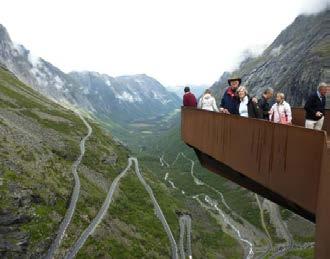 Regionen inneholder både kyst, fjorder og høyfjell, og har noen av Norges mest berømte fjorder. Geirangerfjorden har vært Norges nest best besøkte cruisedestinasjon de siste årene.