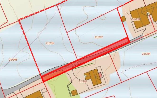 Dagens veitrase berører delvis eiendom 21/283 og 21/284, en planlegger å justere veilegemet slik at veien i sin helhet blir