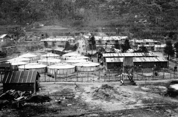 Fangene som kom til fangeleiren i Beisfjord ble fordelt på sju mannskapsbrakker på en stor slette midt i den lille bygda. Det var også noen brakker til vask, kjøkken og noen latriner.
