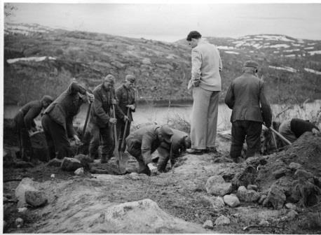 Bilde: Fra oppgravingen i juni 1945 ved Øvre Jernvann. Foto fra Bjørn Winsnes. Sju av de ca.