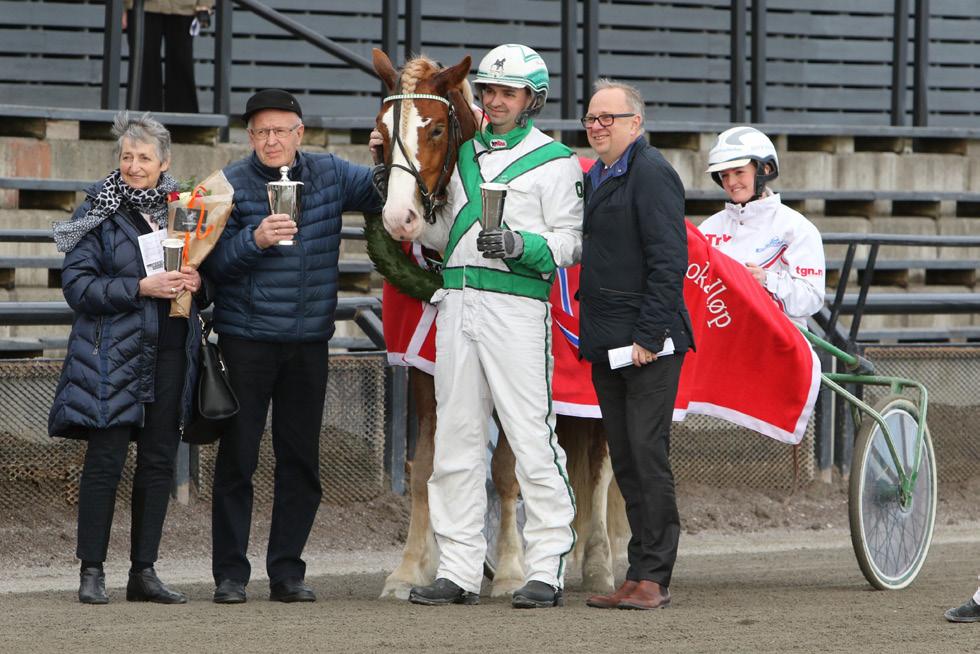 Løp 8: 1) Libeccio Sun 18,7 2) Graziani Boko 18,9 3) rankel D.E/ Miss Vacation Kommentar: Libeccio Sun til tet, full kontroll hele veien. Graziani Boko rygg leder, fulgte med helt inn. ast i mål.