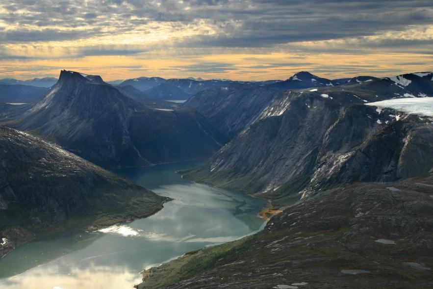 kulturminneinteresser skal unngås. Det gjelder for eksempel utbygging i kyst- og fjordlandskaper med spesielle kvaliteter.