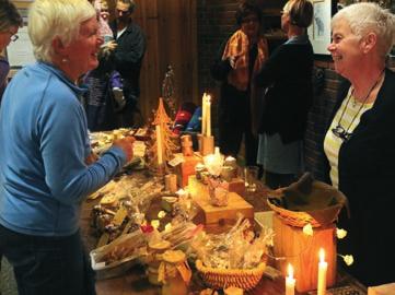 Bordene i kirkerom og menighetssal var pent pyntet, folk koste seg og praten gikk livlig. Tid for en god prat og noe godt å spise fra kafeen er viktig på basar.