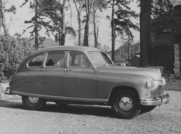 Styring med sykkelstyre tok litt tid å venne seg til, men bilen var en glede, særlig med vinyltak. Samtidig med all denne nyskapningen og utviklingen fortsatte den kalde krigen og vokste i omfang.