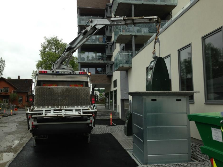 Ved tømming benyttes et renovasjonskjøretøy som er bygget spesielt for denne typen løsning. Tømmingen foregår ved at hele den indre delen løftes ut over kjøretøyet og tømmes fra bunnen.