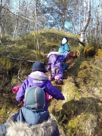 En dag i uken har vi planlagte lekegrupper, der vi deler inn barna i mindre grupper, og