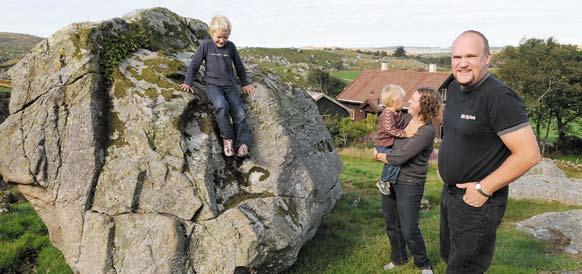 BYGGER NYTT: Nils Arne og Nina Fosse vil satse på sauedrift og ammekyr og skal bygge nytt fjos på gården på Kartevoll. Sønnene Nils Ole (3) og Nikolai (6) liker seg ute i terrenget.