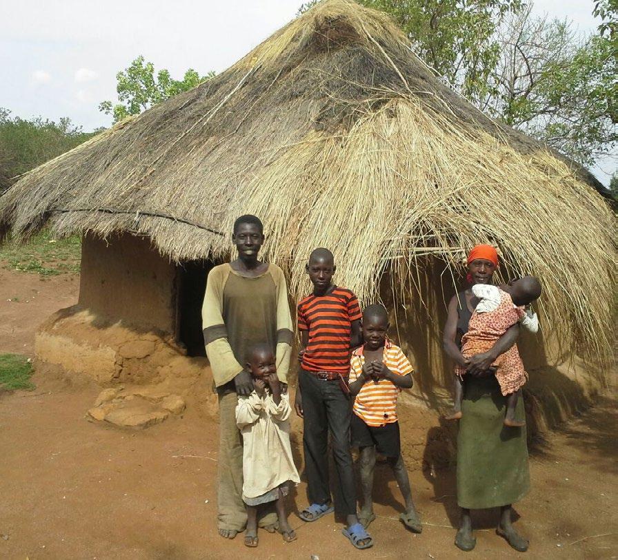 Nye muligheter til Geoffery og familien har også bygd 6 nye hjem til mennesker med falleferdige hytter. Når vi er i Kenya og regnet fosser ned, går alltid tankene til de som har dårlige hytter.
