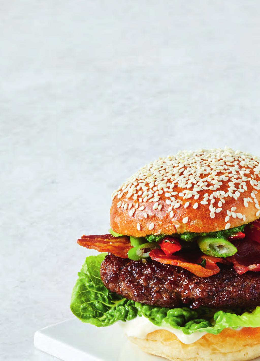 SLIK LAGER DU BURGERBRØD Ta deigen ut av eltebollen og la den hvile i ca. 20 min.rundvrirk til boller og legg på stekebrett.