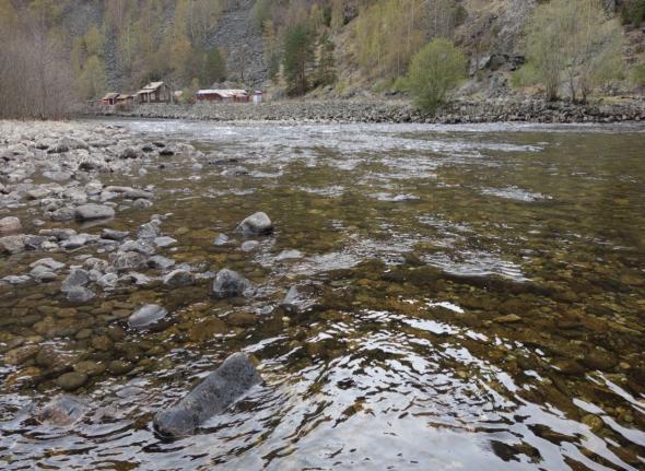 Her var utbedringsarbeidet både i og langs elva i full gang og