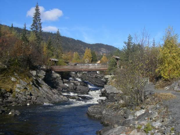 Figur 4: Området ved Neselva sett fra Fagernesbrua Figur 5: Gangbrua ved demningene Konklusjon: Administrasjonen anbefaler at det åpnes for å fremme en reguleringsplan i dette området for utbygging