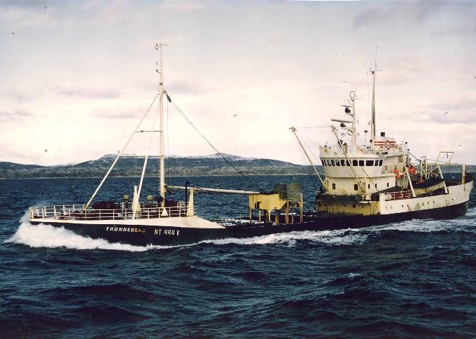 SFJ00219520120004 ENERN SOM TRØNDERBAS (1) som TRØNDERBAS i 1976 Fra svensk maritime presse: Vid Moss Værft & Dokk har sjösatts valbåten ENEREN for A/S Thor Dahl i Sandefjord.