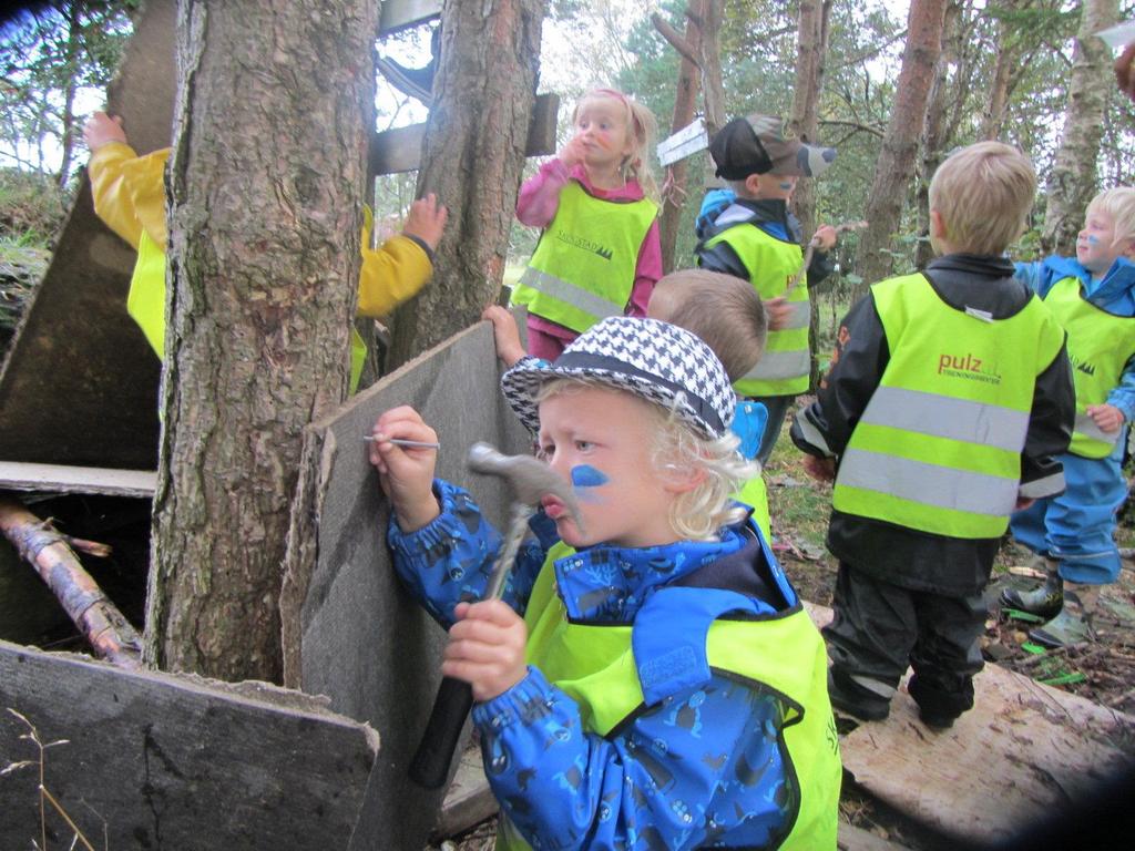 Indianerskog Som indianere ville vi være ute så mye som mulig. Det var flere muligheter for valg av indianerskog, men til slutt fant vi en lite brukt skog som var 5 minutts tur fra barnehagen.