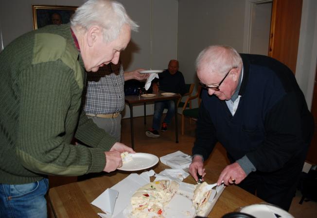 Kveldsmøtet ble avsluttet med marsipankake og kaffe siden klubben denne dagen fylte 86. år.