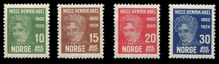 På de neste sidene i albumet finner jeg 1935: Nansen 1, 1932: Bjørnstjerne Bjørnson 100 år, Ludvig Holberg 250 år. Det samme valør-farge- regelen går igjen på de kjente turistmerkene etter foto av A.