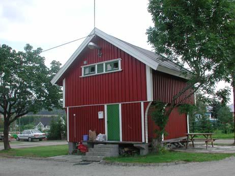 GAMLE HUS DA OG NÅ 0821-006-026. Stabburet er utvidet i bredden og ombygd til boligformål.