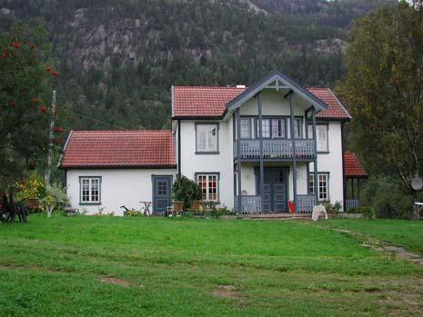 GAMLE HUS DA OG NÅ 0821-011-092. Våningshuset på denne husmannsplassen var feriested ved registreringen i 1987.