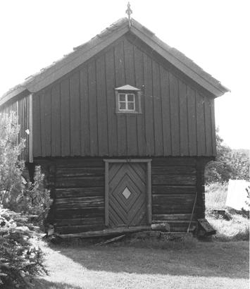 GAMLE HUS DA OG NÅ 0821-006-049. Stabburets alder er uviss.