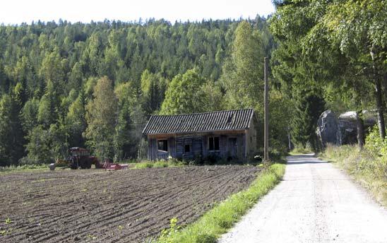 For "Driftsbygninger i tunet" er prosentandelen sterkt truet, over dobbelt så høy som gjennomsnittet. Det er særlig "fjøs, stall, låve" som er truet.