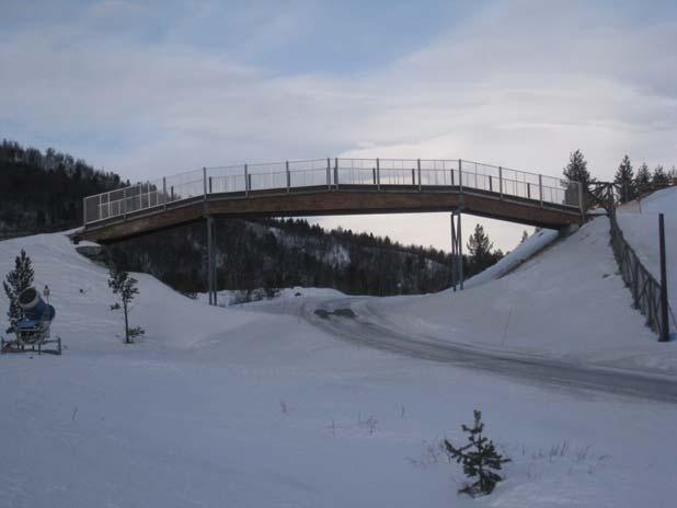 Nordplan side 7 Utgreiing av ein gang- og sykkelveg mellom Lemonsjøen alpin og Skardå camping Det ble vurdert fleire alternative løsingar for gangveg/sti under og over bru. - Alt.