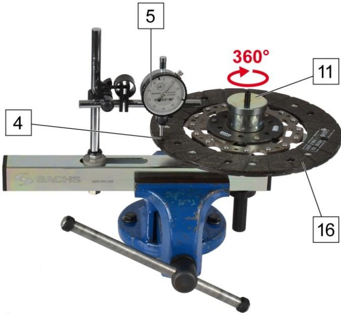 Vri på trykkstykket (11) for å dreie clutchskiven (16) 360, og les av måleuret (5).