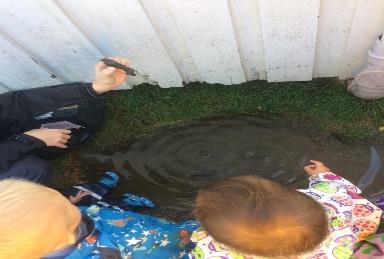 SVANENE Tirsdag Svanene har forsket på hva som synker og hva som flyter i vann. Vi samlet barna rundt den dypeste vanndammen på uteplassen.