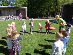 ringleker med ball og fallskjerm.