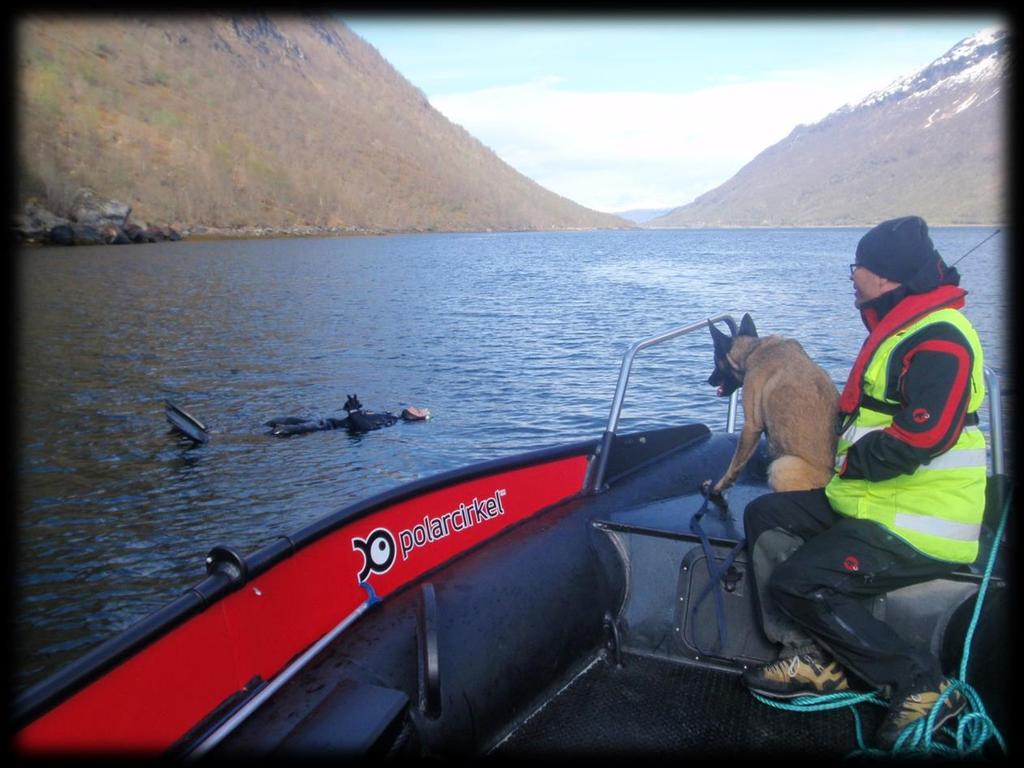 samarbeid med kystvakten hvor det også ble sjekket ut hvordan hundene trygt kunne heises over i vår, noe mindre redningsbåt.
