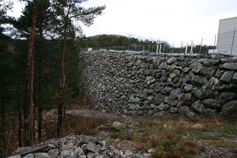 Det er eit stort og fleire mindre næringsbygg i området, samt eit større planert areal for opplagring av